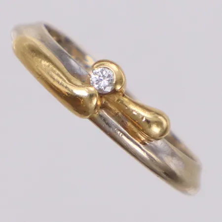 Ring med diamant 1x0,03ct, stl 16¾, bredd 5,3mm, NSE, år 1987 Köping, 18K Vikt: 3,5 g