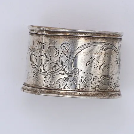 Servettring defekt, gravyr, kattfot 830/1000 silver Vikt: 14,7 g