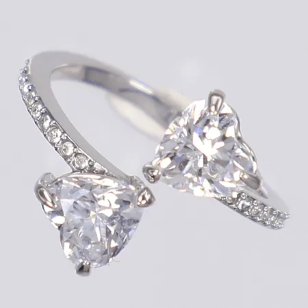 Ring med vita stenar Swarowski stl 18 bredd 15mm oädel troligen försilvrad metall