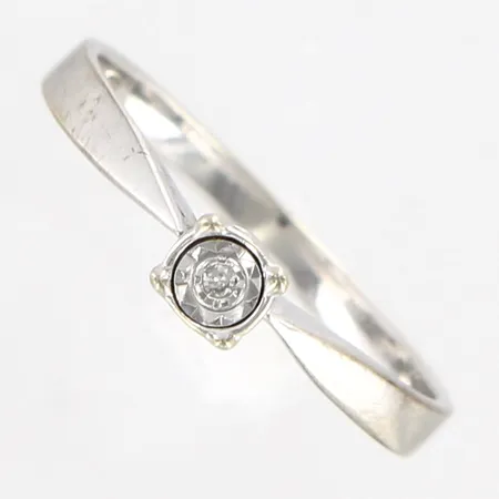 Ring med diamant 1x0,01ct, stl 15½, bredd: 1-3mm, vitguld, i behov av omrodinering, 18K Vikt: 1,6 g