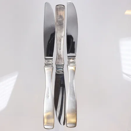 Tre knivar, längd 20,5cm, silver, 830/1000, bruttovikt 258,8g Vikt: 258,8 g