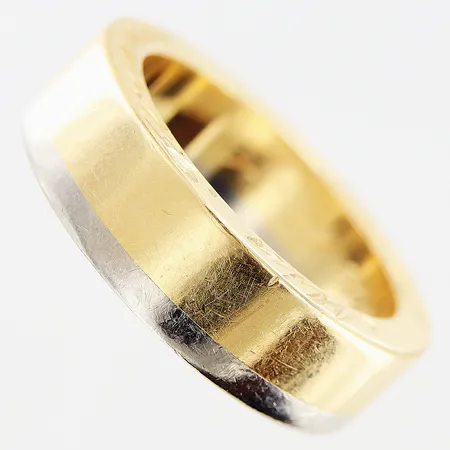 Ring stl 19¼, bredd 7mm, vit/gulguld, gravyr längst kant samt i skenan, 18K Vikt: 20,9 g
