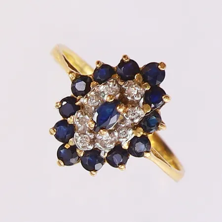 Ring med safirer samt 8/8-slöipade diamanter 8 x 0,01ct, stl: 16¾, bredd 2-14mm, 18K. Vikt: 2,5 g