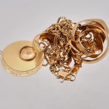 Diverse defekt guld, 18K, vikt 35,96g.