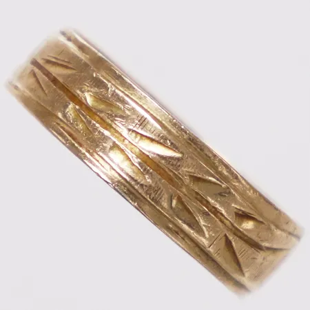 Ring mönstrad, stl 15½, bredd 5mm, gravyr, bucklig, 18K  Vikt: 2,5 g