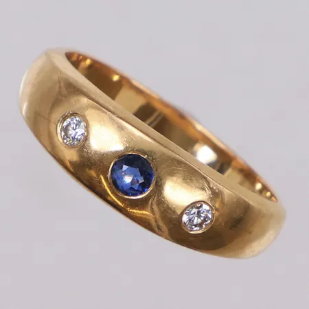 Ring med diamanter 0,15ctv enligt gravyr, samt blå sten, stl 20½, bredd 7,1mm, CESON, år 1977 Göteborg, 18K