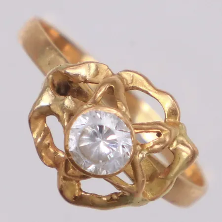 Ring med vit sten, stl 19¼, bredd 12,5mm, ostämplad, 18K Vikt: 3,1 g