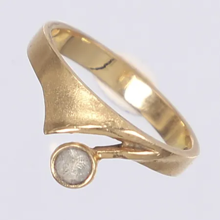 Ring med vit sten stl 17¼ bredd 3-8mm 18K Vikt: 3,3 g Vikt: 3,3 g