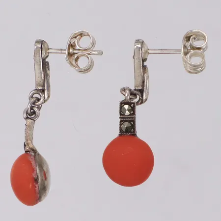 Ett par örhängen med orange stenar och markasiter, längd 25mm, limrester, 935/1000 silver Vikt: 2,9 g
