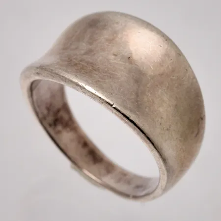  Ring i silver, stl 18, bredd 3,6-12,7mm, 925/1000, vikt 6,92g.