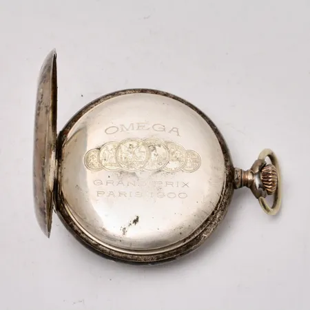 Fickr Omega Grand Prix Paris 1900, Ø51mm, silver 800/1000, urslag i urtavlan, spricka i glas, bucklor, går ej, bruttovikt 89g.