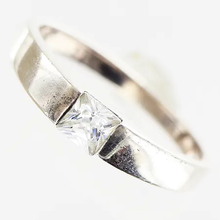 Ring vit sten stl 17¾, bredd 2-4mm, GHA, 925/1000 silver . Vikt: 3,2 g