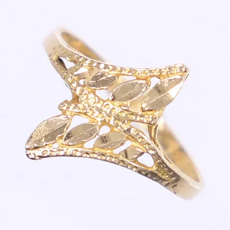 Ring med genombruten dekor stl 17½ bredd 2-16mm 18K  Vikt: 2,3 g