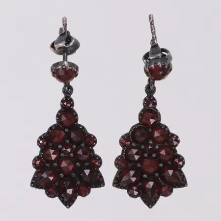Ett par örhängen med granater, längd 32,2mm, bredd 15,0mm, ostämplad metall.