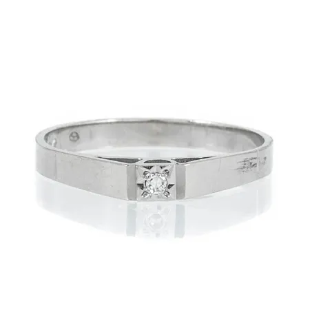Ring i 18K vitguld med 1 x c:a 0,015ct 8/8 slipad diamant. Den är i storlek 17¾, är 2,5 - 3 mm bred och väger 1,9g.