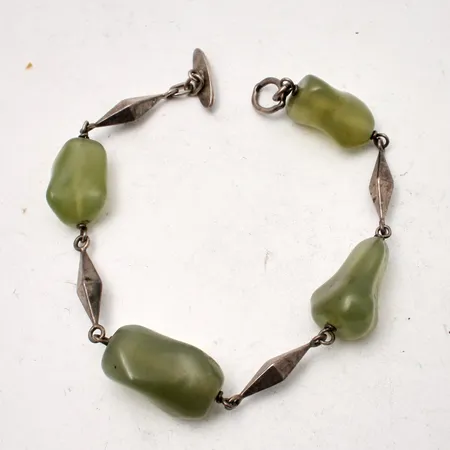 Armband i silver, 22,5cm, bredd 5,7-15,3mm, 4st gröna stenar, 830,/000, tillverkad av Arvo Saarela, år 1962, vikt 30,66g.