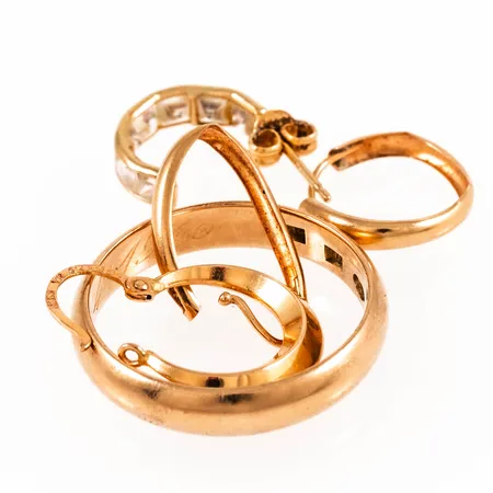 Diverse defekt/graverat guld i 18K. Vikt: 7,1g.