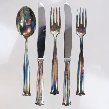 2 Gafflar, längd 18cm, 2 Knivar med rostfria blad, längd 21cm, 1 Sked, längd 18,5cm, modell Birgitta, MGAB, år 1980, oxiderade, 830/1000 silver. Bruttovikt 256,9g Vikt: 256,9 g