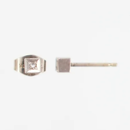 Ett par örhängen med diamant ca 1x0,01ct, 12x3mm, en stopp saknas, vitguld, 18K Vikt: 1 g