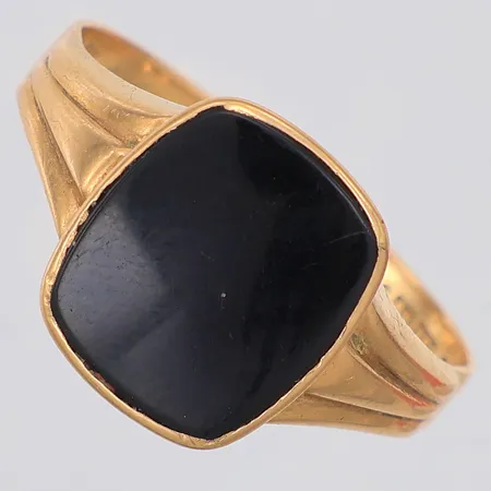 Klackring onyx stl 21, gravyr, skev, 18K, 3,7g.