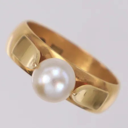 Ring med pärla, bredd 5,9mm, stl 18, gravyr, 18K Vikt: 6,9 g