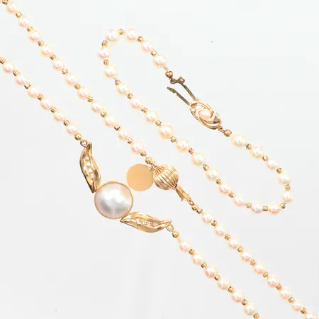 Set ! Pärlcollier med odlade saltvattenpärlor med gulddetaljer  Ø ca.5mm, samt en mabepärla , guldlås, längd 41cm, Selanders Guldsmedsaffär Ab 	 Hässleholm, år 1994,   Armband odlade saltvattenpärlor Ø5mm, med gulddetaljer och guldlås längd 21cm 18k, brutto   Vikt: 27,5 g