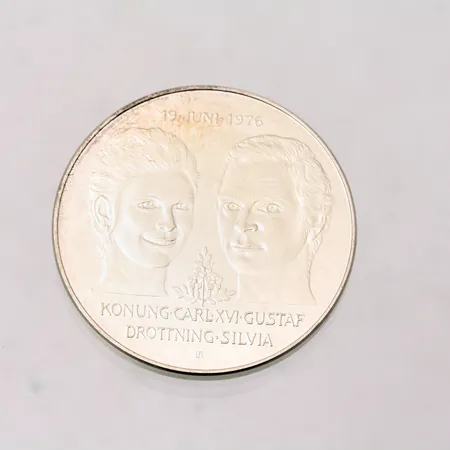 Jubileumsmynt i silver, 50kr, Ø36mm, Kungabröllopet 19 juni 1976 Konung Carl XVI Gustav och Drottning Silvia, silver 925/1000, vikt 27g.