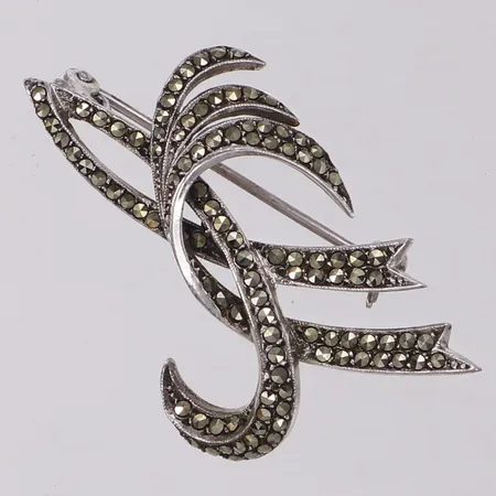 Brosch med markasiter, längd 30,6mm, bredd 42,8mm, 925/1000 silver Vikt: 6,7 g