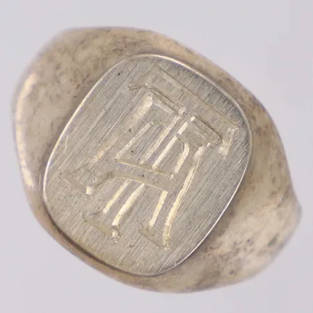 Klackring med monogram, stl 19¾bredd 15,8mm, 925/1000 silver Vikt: 4 g