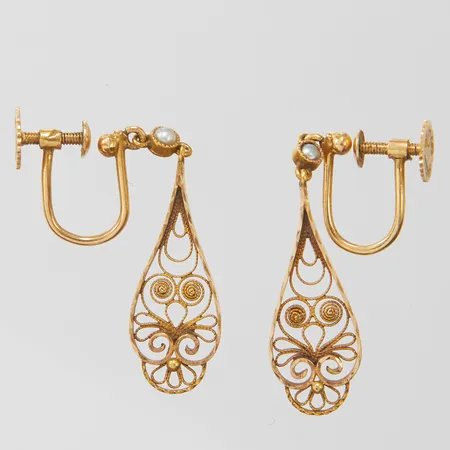 Örhängen med filigranarbete samt små halvpärlor, längd: ca.29mm, svenska stämplar, skruvsystem, 18K Vikt: 2,9 g