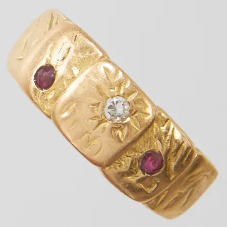 Ring, Claes E Giertta, Ø15¼, bredd: 3,3-6,9mm, två små rubiner varav en är sliten, diamant 1 x ca.0,03ct, Stockholm, 1980, 18K Vikt: 5,5 g