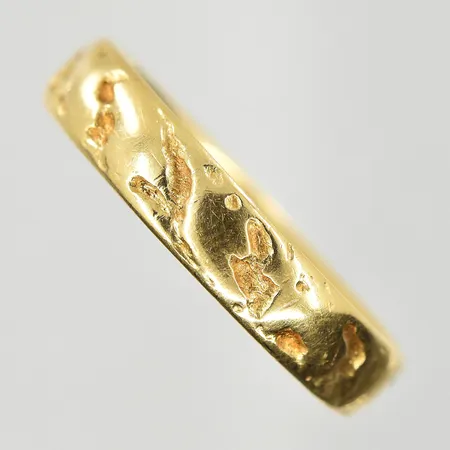 Ring, stl 20¼, bredd 5 mm, gravyr, 18K. Vikt: 5,2 g