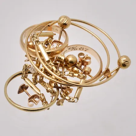 Diverse defekt guld, 18K, vikt 14,18g.