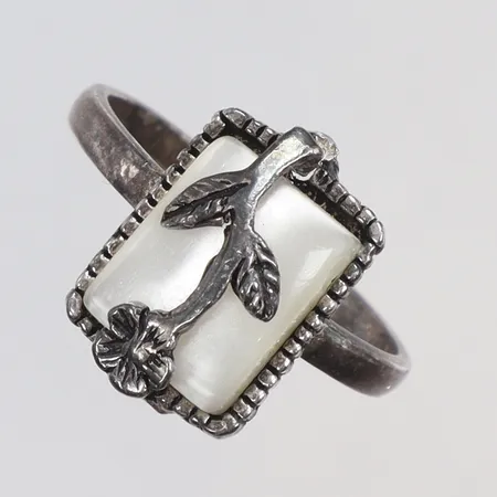Ring med dekor av blomma och pärlemo stl 17 bredd 2-13mm silver 925/1000 Vikt: 3 g