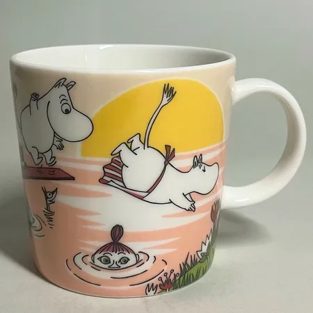Mugg Mumin Kvällsdopp / Iltauinti (säsongsmugg sommaren 2019). Motivet kommer från serien "Den ensliga ön". Stämplad by Arabia 2019. Höjd 8 cm, Ø 8,5 cm, rymmer 0,3L. Snr: CR0619. Etikettmärkt. 