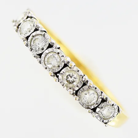 Ring diamanter 7 x ca 0,02ct, stl 15¾, bredd 1,5-3mm, GHA, 18K Vikt: 2 g