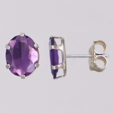 Ett par örhängen med lila stenar, längd 9,8mm, bredd 7,3mm, en snurrrebuss saknas, 925/1000 silver Vikt: 1,1 g