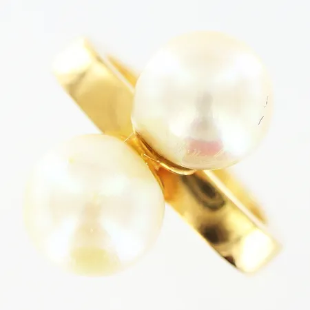 Ring signerad Elon Arenhill, kantig skena, stl ca 16¼, odlade saltvattenspärlor Ø9mm, bredd 2-20mm, 18K Vikt: 8 g