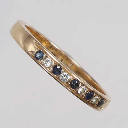 Ring med blå stenar samt diamanter 4xca0,01ct stl 19 bredd 2,5mm 18K Vikt: 3,8 g