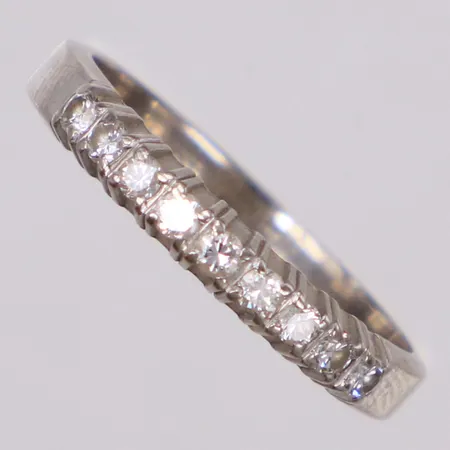 Ring med diamanter 9xca0,02ct, stl ca 17¼, bredd 3,0mm, personlig gravyr, vitguld, 18K Vikt: 3,1 g