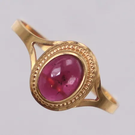 Ring med lila sten, stl 18½, bredd 10,7mm, skev skena, 18K Vikt: 1,4 g