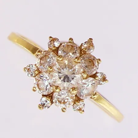 Ring med vita stenar, stl: 16½, bredd 1,6-11,5mm, 18K. Vikt: 2,3 g