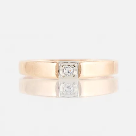Ring med diamant ca 0,02ct , stl 15¼mm, ojämn form, bredd 2,4mm, 18k Vikt: 1,7 g