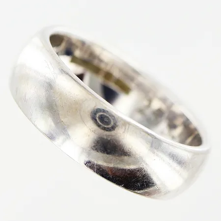 Ring slät, stl 19½, bredd 6,5mm, gravyr, vitguld, 18K Vikt: 13,1 g