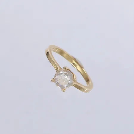 Ring med vit sten, stl: 17½, bredd 1,9-6,5mm, 14K.  Vikt: 2,9 g