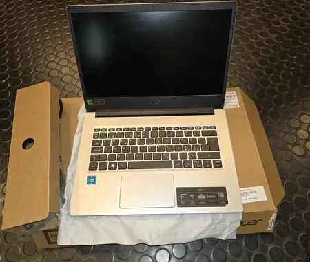 ACER ASPIRE A114 MED KARTONG OCH LADDARE Skickas med postpaket.