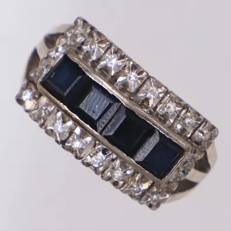 Ring med safirer samt diamanter 20xca 0,005ct, stl ca 17¼, bredd 10,7mm, vitguld, 18K Vikt: 6,8 g