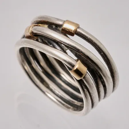 Ring i silver, stl 18, bredd 9,3-9,7mm, 925/1000, guld detaljer, tillverkad av Pandora, vikt 8,15g.