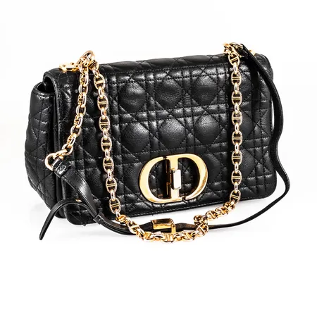 Väska Medium Dior Caro Bag, Black Supple Cannage Calfskin, ref: M9242UWHC M900, ID 62-MA-0261, mått c:a 25.5 x 15.5 x 9 cm, guldfärgade beslag. Bruksslitage, bortnött förgyllning på beslag och kedja, vit fläck invändigt i blixtlåsförsedd ficka. Dustbag, originalbox och kvitto från Christian Dior Puerto Banus SL år 2021 medföljer. 
