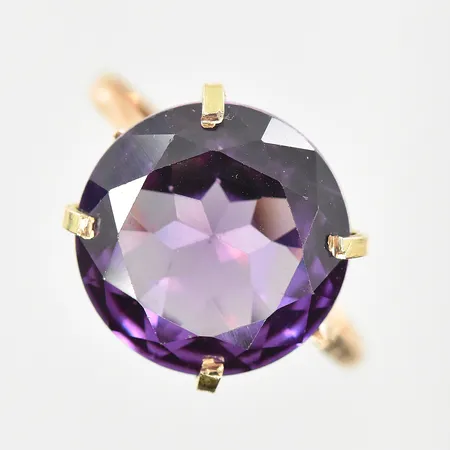 Ring med lila sten Ø12 mm, stl 17¾, skenans bredd 1 mm, 14K. Vikt: 3,2 g